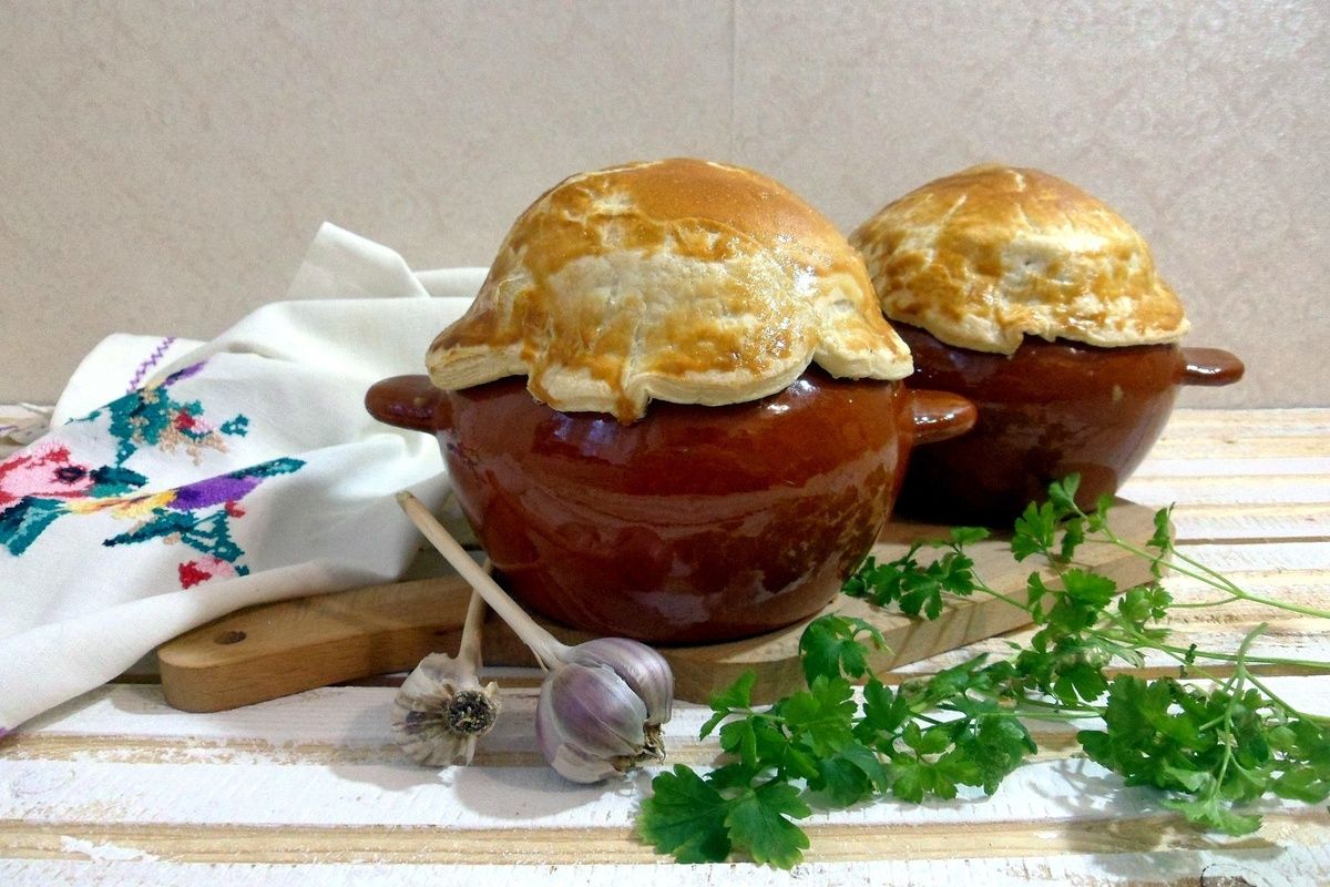 Жаркое в горшочках: блюдо с съедобной крышечкой, которое упростит ваши ужины