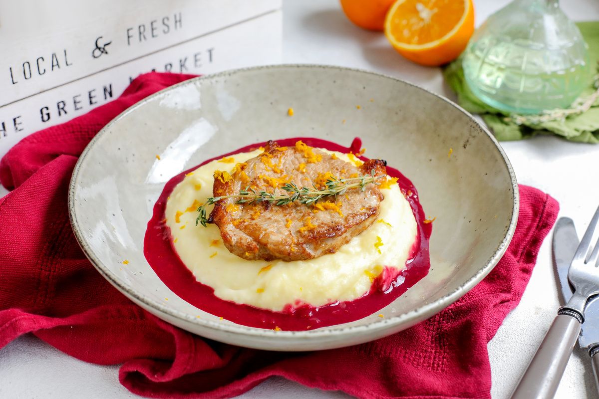 восхитительные стейки из свинины с картофельным пюре и смородиновым соусом: попробуйте рецепт