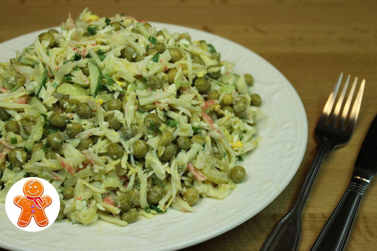 Вкусный крабовый салат с горошком и огурцами