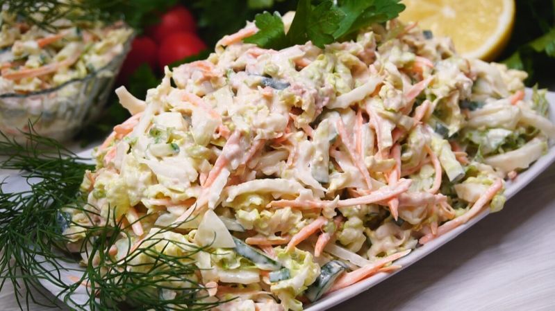 Салат с капустой и печенью трески