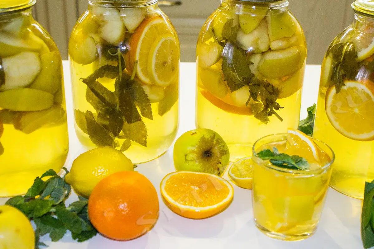 Освежающий компот из яблок и апельсинов с нотками мяты