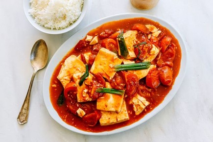 Тофу с томатами по-китайски — простое и насыщенное блюдо для домашнего ужина