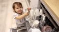 Родители, внимание: стоит ли мыть детскую посуду в посудомойке и что нужно учесть?