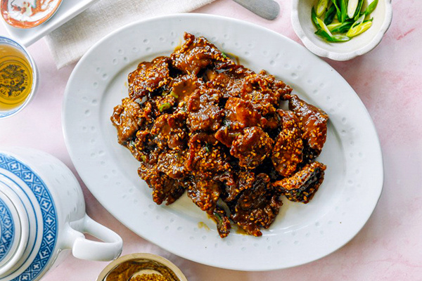 Как приготовить хрустящую кунжутную говядину: секреты от шеф-повара