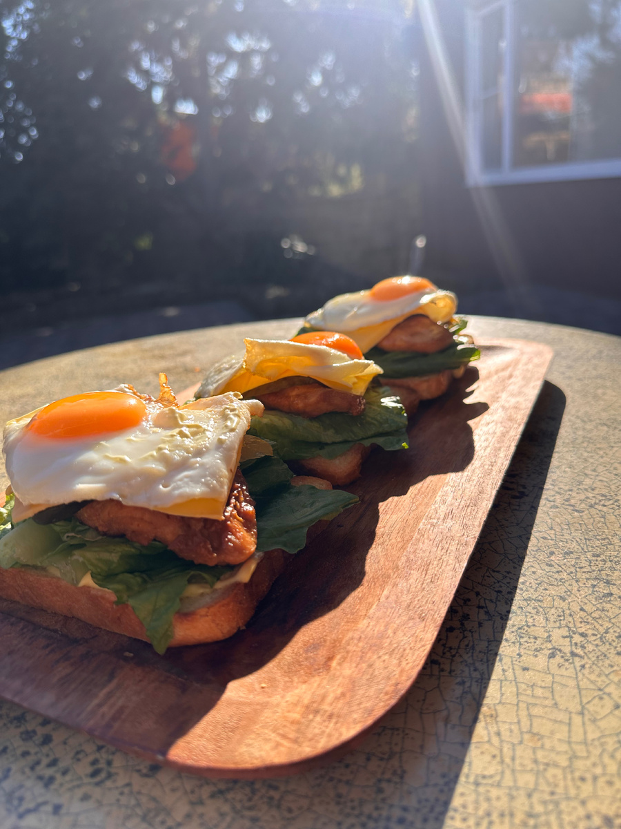 Спокойный обед на ходу: сэндвич с грудкой и яйцом