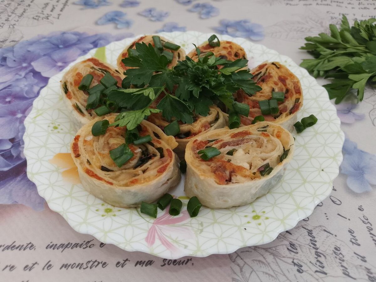 К хрустящей закуске за считанные минуты: лаваш с курицей и сыром