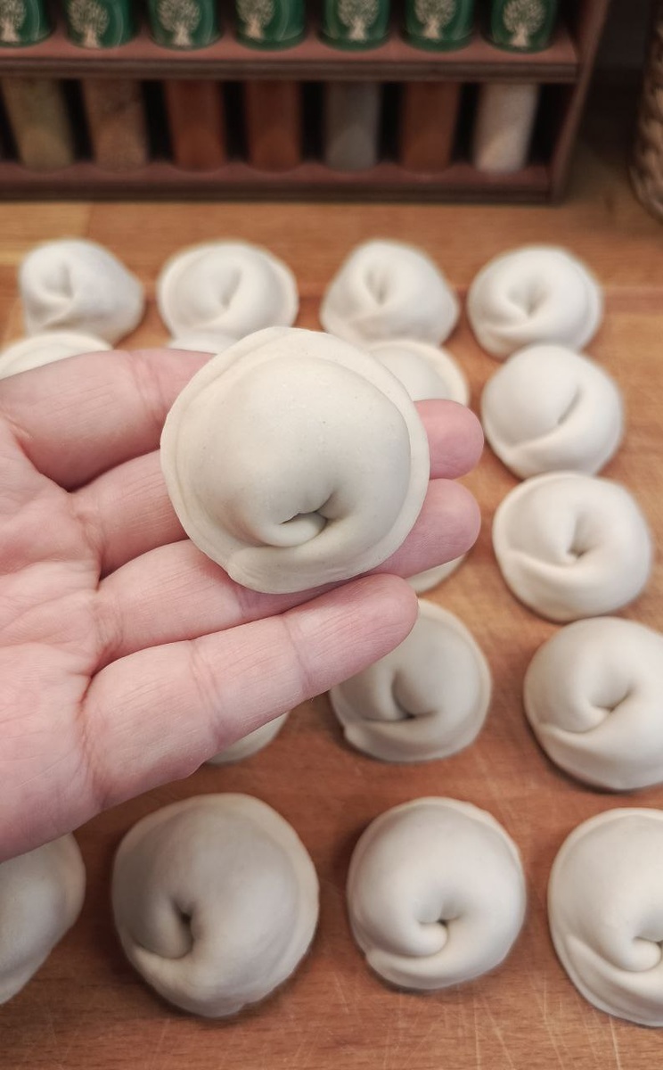 Как приготовить идеальное тесто для пельменей: секреты и советы кухонного мастера