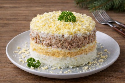 Удивительный салат с рыбными консервами, который покорит любой стол