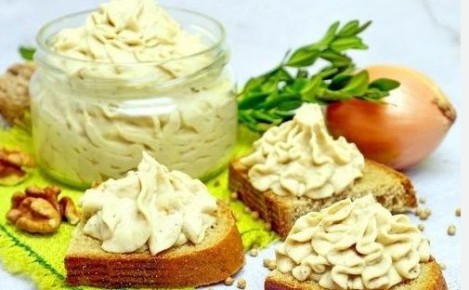 Ароматный паштет из яиц и грецких орехов: простой рецепт на любой стол