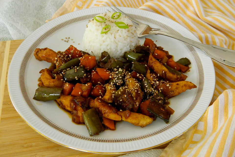 Кулинарная находка: курица с баклажанами в кисло-сладком соусе