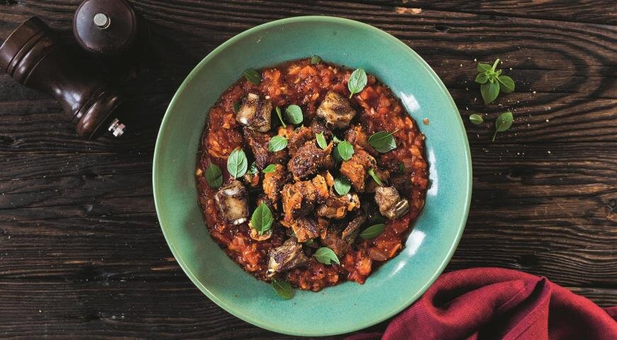 Нежные ребрышки ягненка с томатным соусом