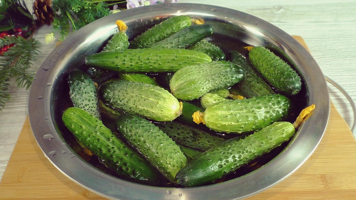 Как приготовить хрустящие маринованные огурцы на зиму: простой и надежный рецепт