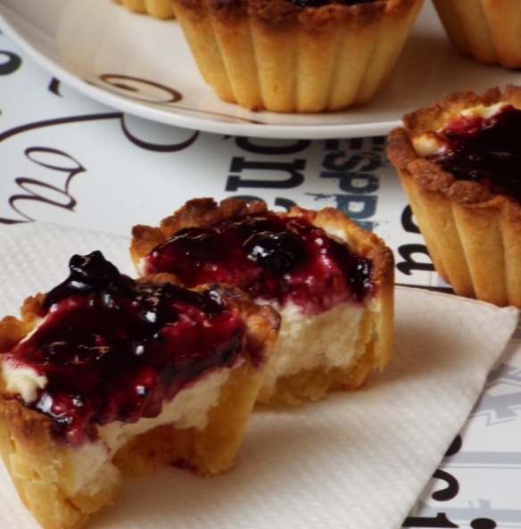 Песочные корзиночки с нежным творожным кремом: идеальное угощение для любого праздника