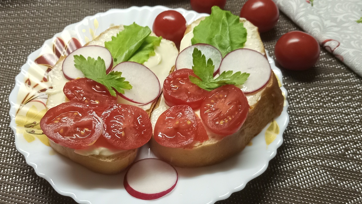 Вкусный перекус: бутерброды с плавленым сыром и свежими овощами