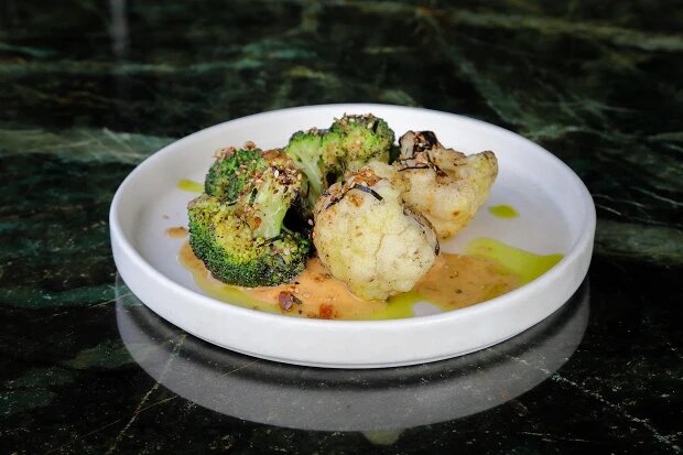 Ароматный гарнир: цветная капуста и брокколи в ореховом соусе