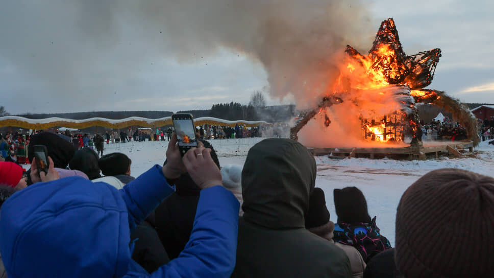 Каменный цветок сгорел в огненном шоу на Масленице