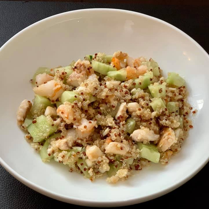 Легкий белковый салат с киноа и морепродуктами