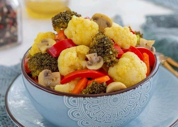 Вкусный овощной салат с маринованными грибами для вашего стола