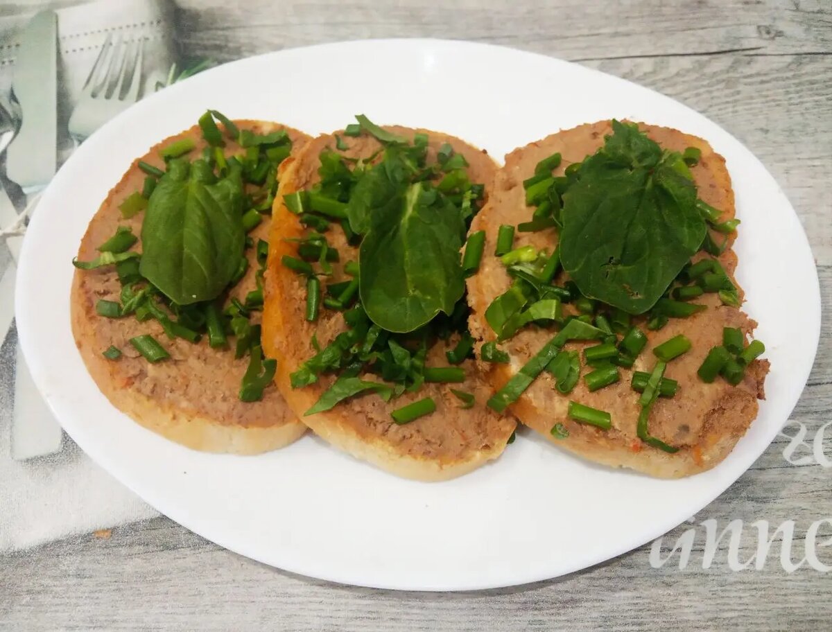 Сочные бутерброды с паштетом из куриной печени и ароматной зеленью