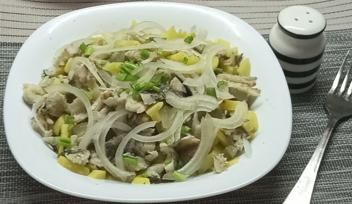 Легкий картофельный салат с рыбой: идеальное быстрое блюдо