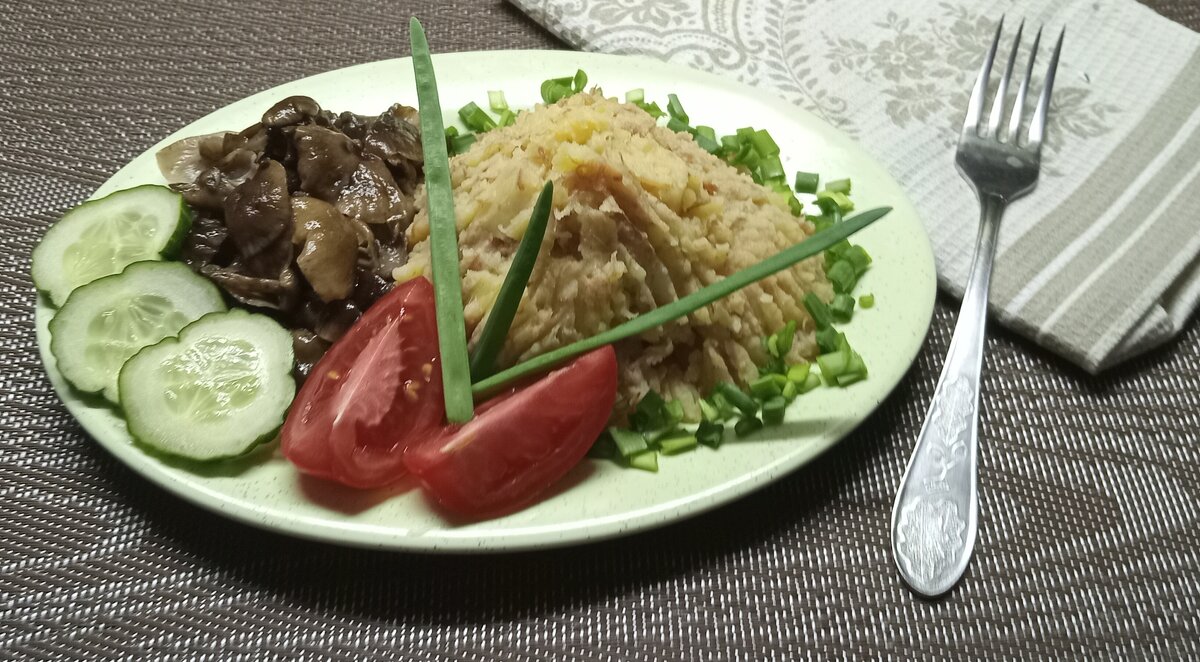 Необычное блюдо из детства: картошка с тушенкой, которое запоминается