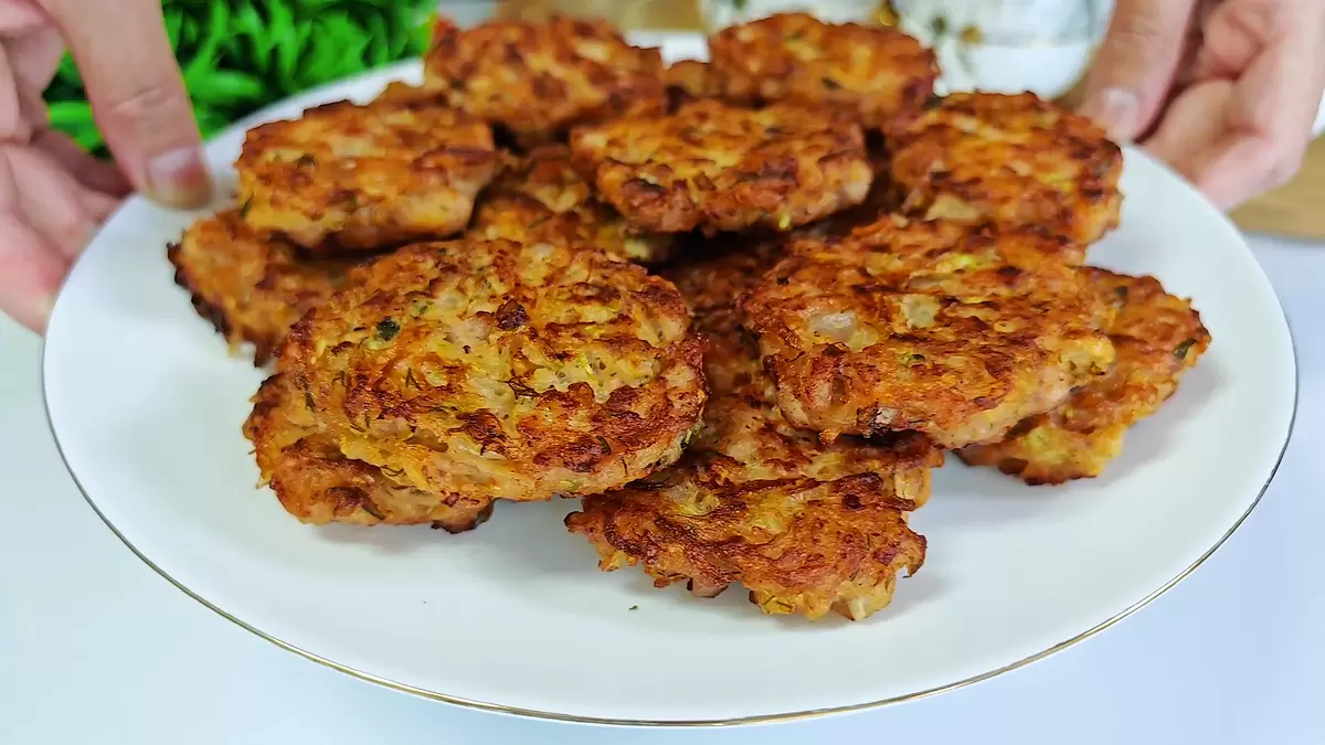 Пухлые кабачковые оладьи, которые перекроют любое мясо: легкий рецепт за 10 минут