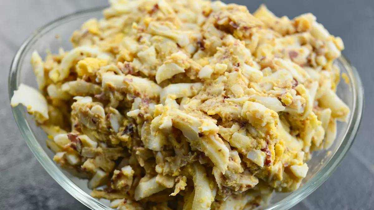 Новый взгляд на салат с фасолью и яйцами: простота и изысканность в каждой ложке