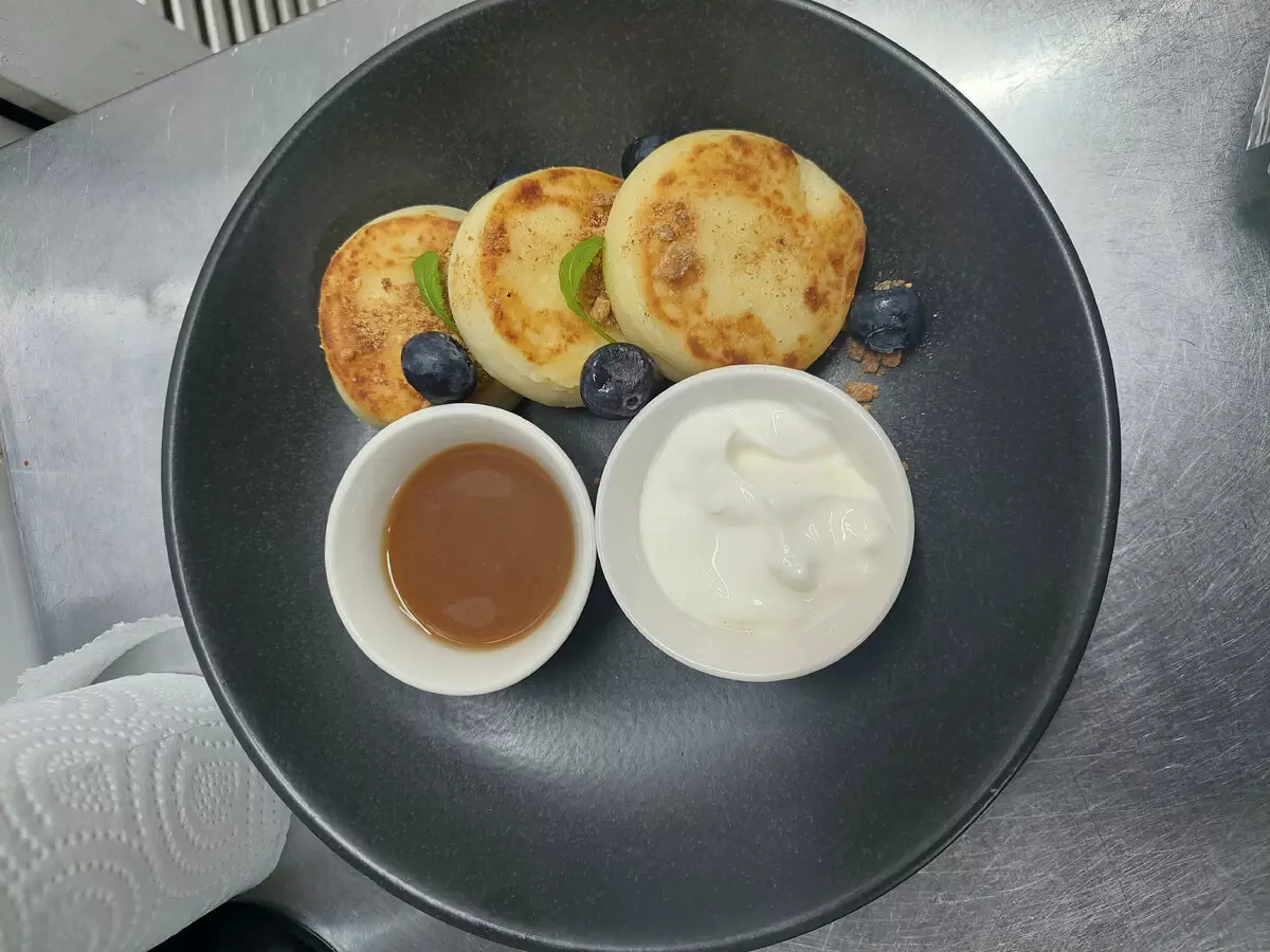 Сырники с майонезом и неадекватный сервис: как кафе испортили обед