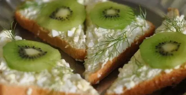 Необычные бутерброды с киви и чесноком: как удивить гостей