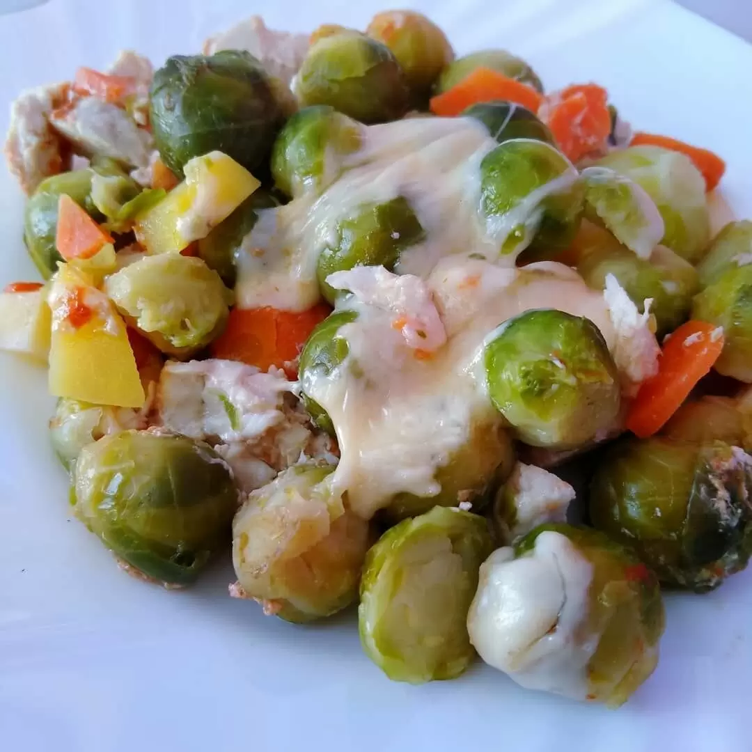 Идеальный ужин: брюссельская капуста с индейкой и овощами в духовке