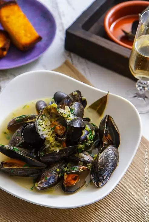 Мидии по-рыбацки с белым вином