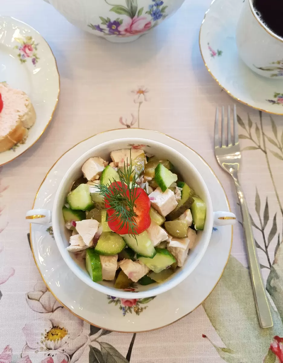 Салат с огурцами и курицей: простое и вкусное наслаждение