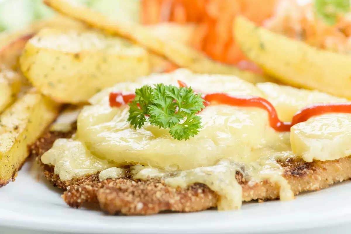 Сочное мясо по-французски с сыром и помидорами