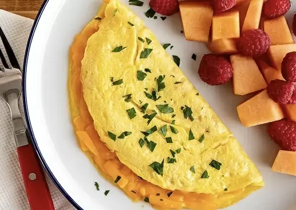 Как быстро и вкусно начать утро: 7 простых рецептов омлета за 5 минут