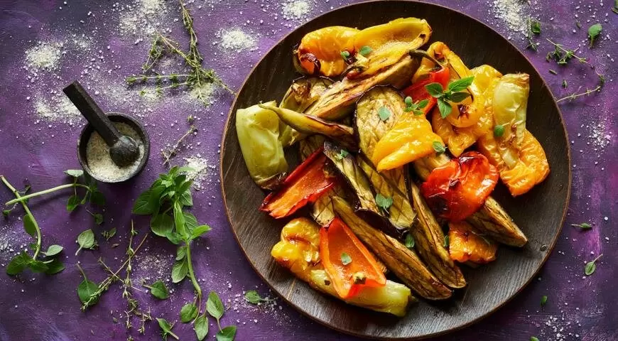 Приготовьте травяную соль для идеальных запечённых овощей