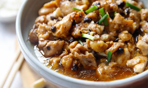 Ароматная курица с черными бобами: классика китайской кулинарии