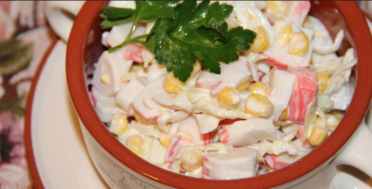 Экзотический салат с крабовыми палочками и капустой: вкус, который удивит