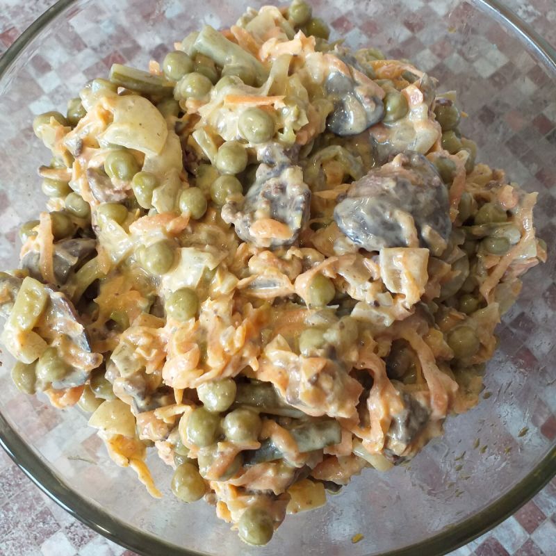 Кулинарная находка: салат с куриной печенью, горошком и огурцами