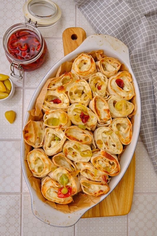 Рулетики из лаваша с творогом и сыром: горячая закуска для любого случая