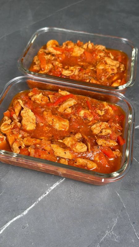 Курица в пряной томатной подливе: как приготовить быстро и вкусно