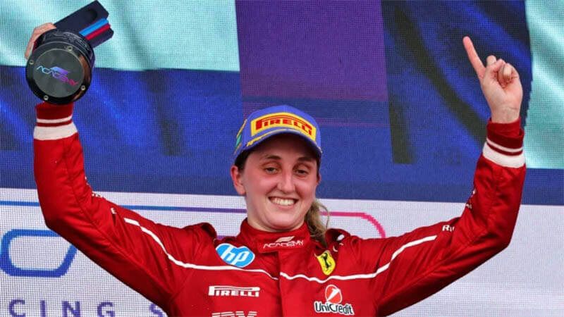 Майя Войг совершила невероятный финальный рывок и выиграла вторую гонку F1 Academy в Сингапуре